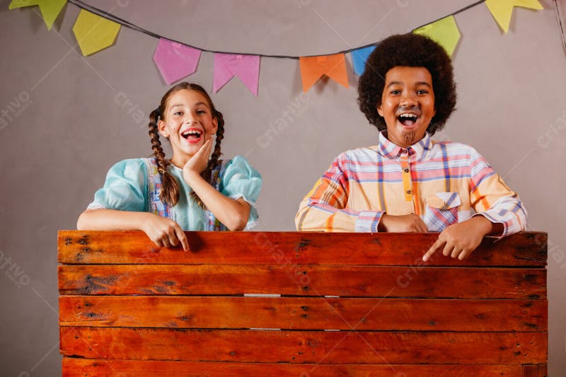 Menino e menina criança na barraca da festa junina julina surpresos surpresa
