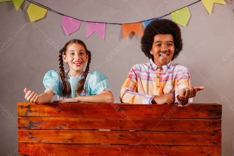 Menino e menina criança na barraca da festa junina julina chamando