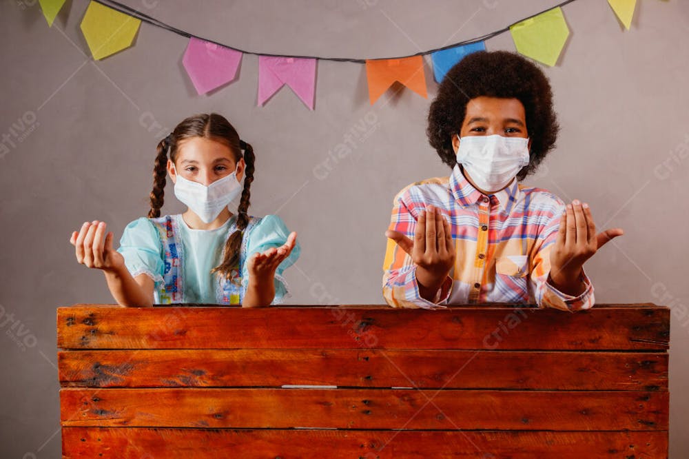 Menino E Menina Criança Na Barraca Da Festa Junina Julina Chamando Com Mascara