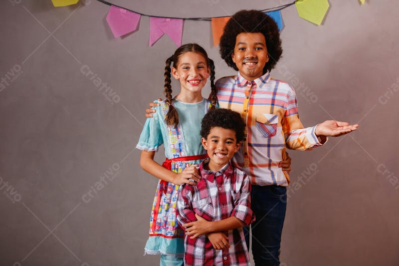 Irmãos na festa junina julina criança sorridentes 1