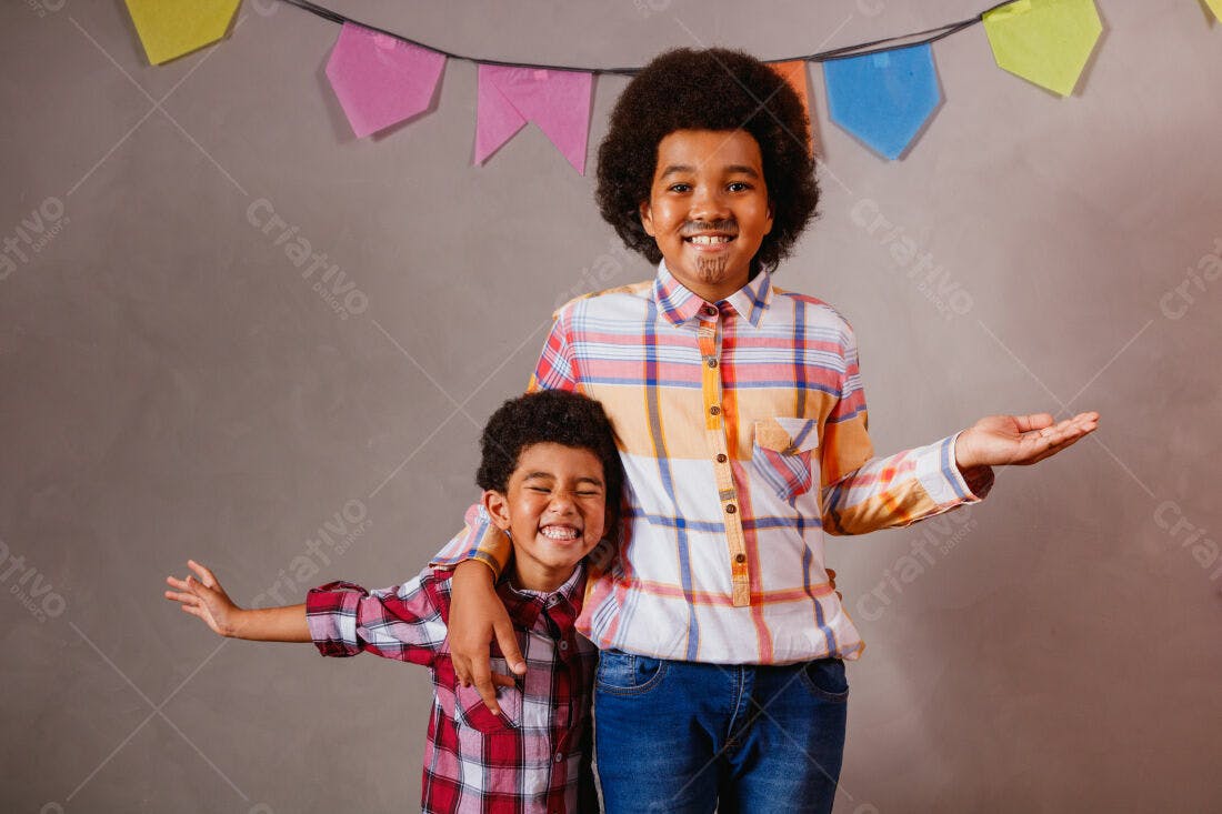 Irmãos alegres em festa junina