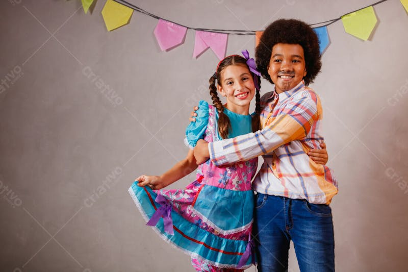 Menino e menina dançando festa junina julina criança sorridentes 3