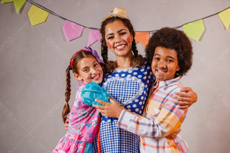Menino e menina com a mãe na festa junina julina criança sorridentes