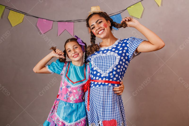 Menino e menina com a mãe na festa junina julina criança sorridentes 2