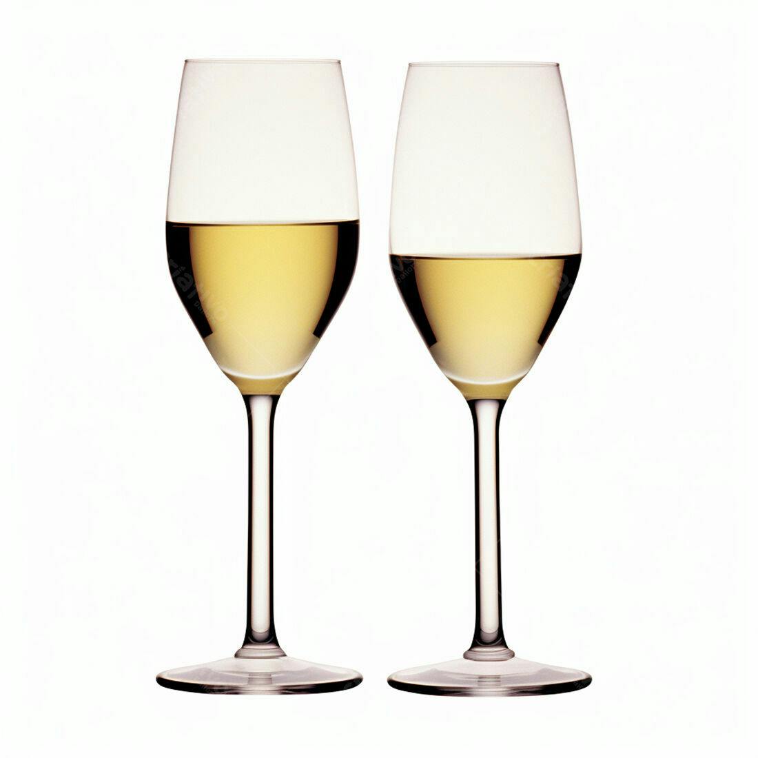 Duas taças de vinho branco