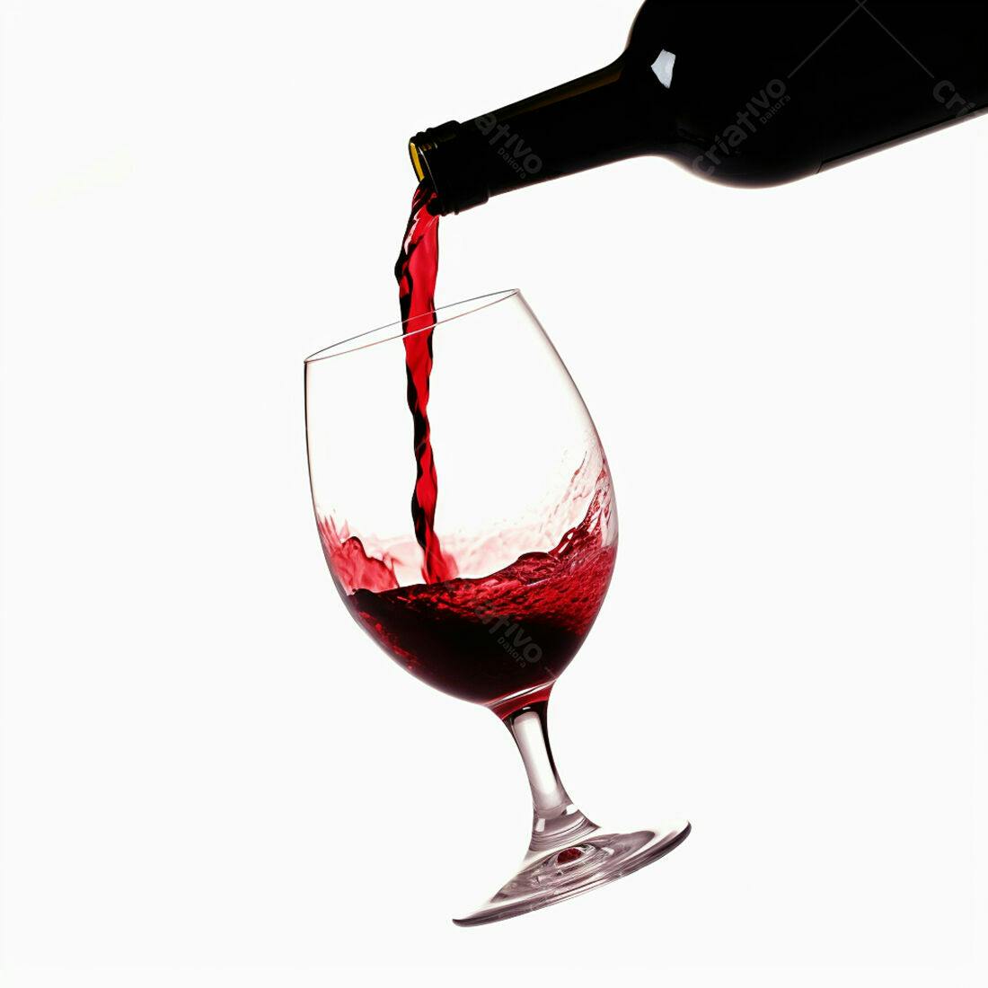 Vinho tinto sendo servido em taça