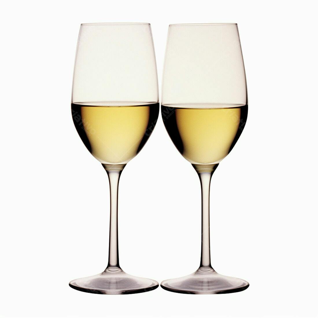 Duas taças de vinho branco