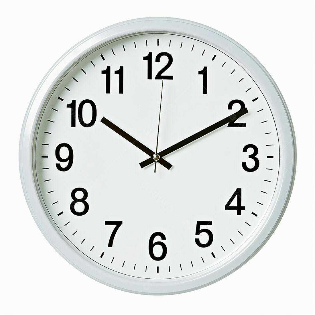 Relógio de parede branco marcando 1h55