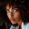 Imagem de uma bela mulher negra, com cabelos afro e olhos azuis cativantes 5