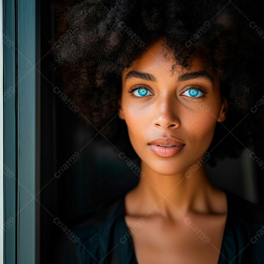 Mulher negra com olhos azuis retrato