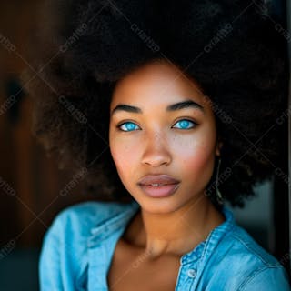 Imagem de uma bela mulher negra, com cabelos afro e olhos azuis cativantes 8