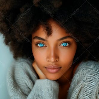 Imagem de uma bela mulher negra, com cabelos afro e olhos azuis cativantes 12