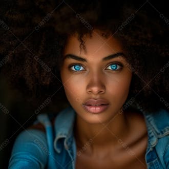 Imagem de uma bela mulher negra, com cabelos afro e olhos azuis cativantes 13