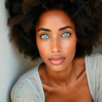 Imagem de uma bela mulher negra, com cabelos afro e olhos azuis cativantes 22