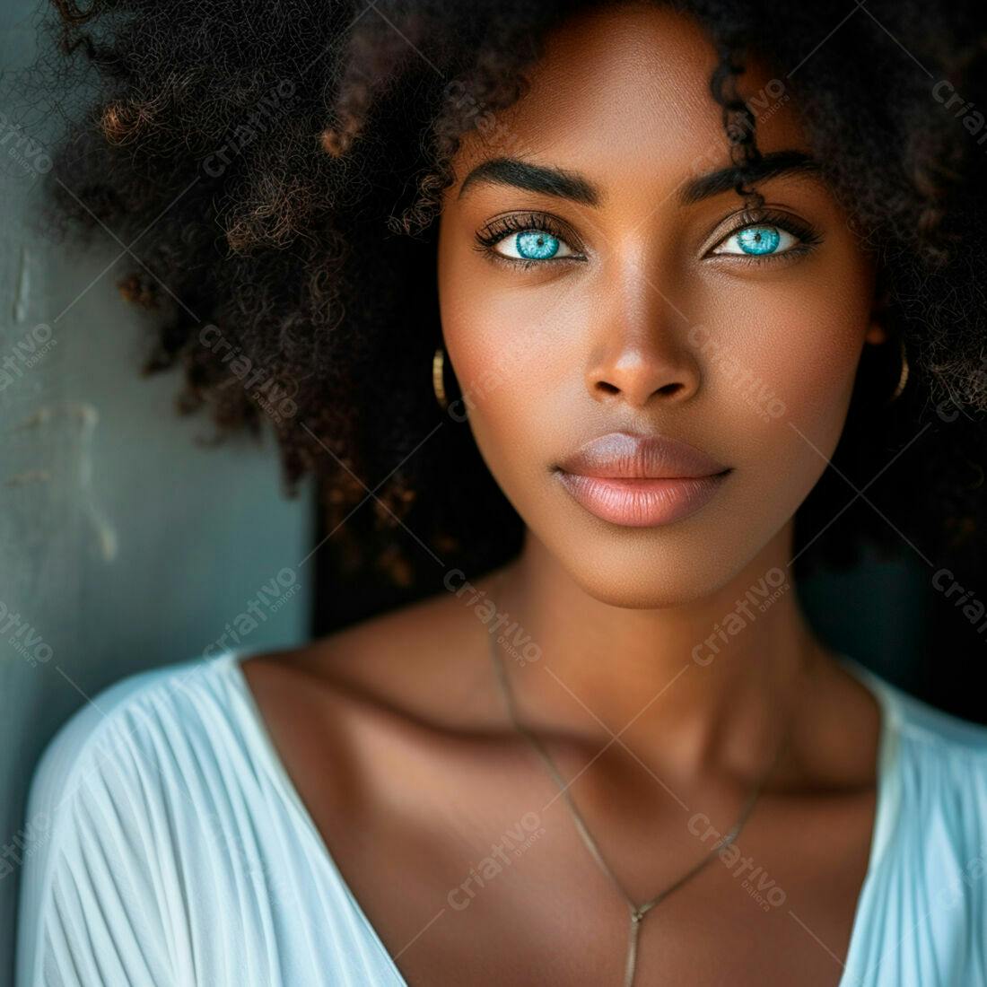 Mulher negra com olhos azuis e cabelo afro