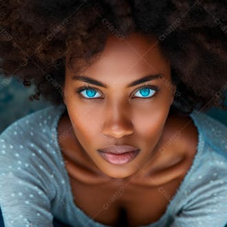 Imagem de uma bela mulher negra, com cabelos afro e olhos azuis cativantes 24