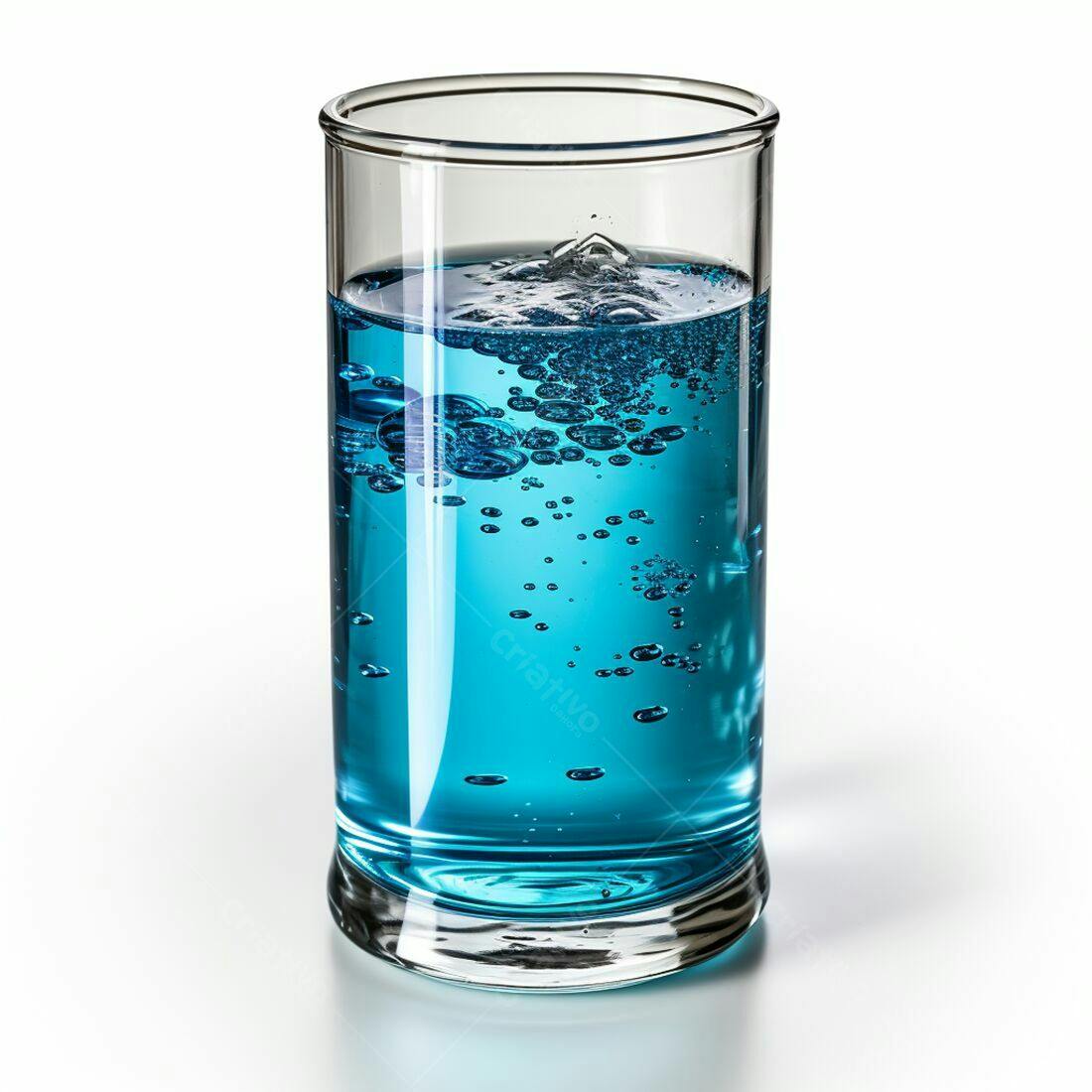 Copo de vidro com líquido azul e bolhas