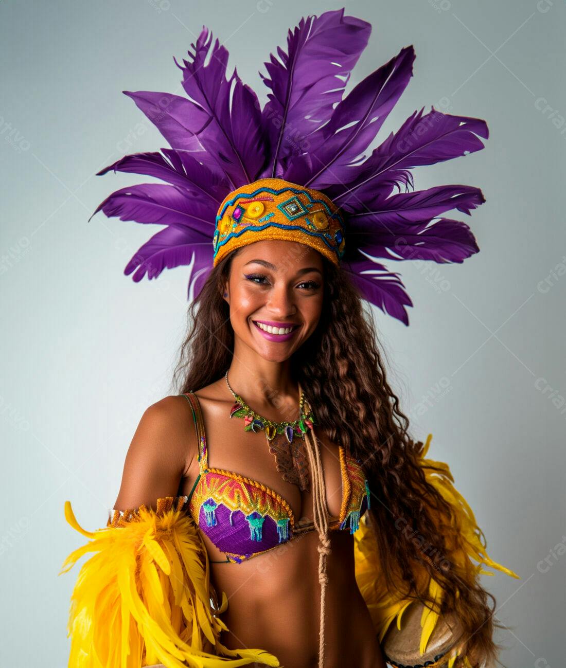 Bailarina de Carnaval com penas roxas e amarelas