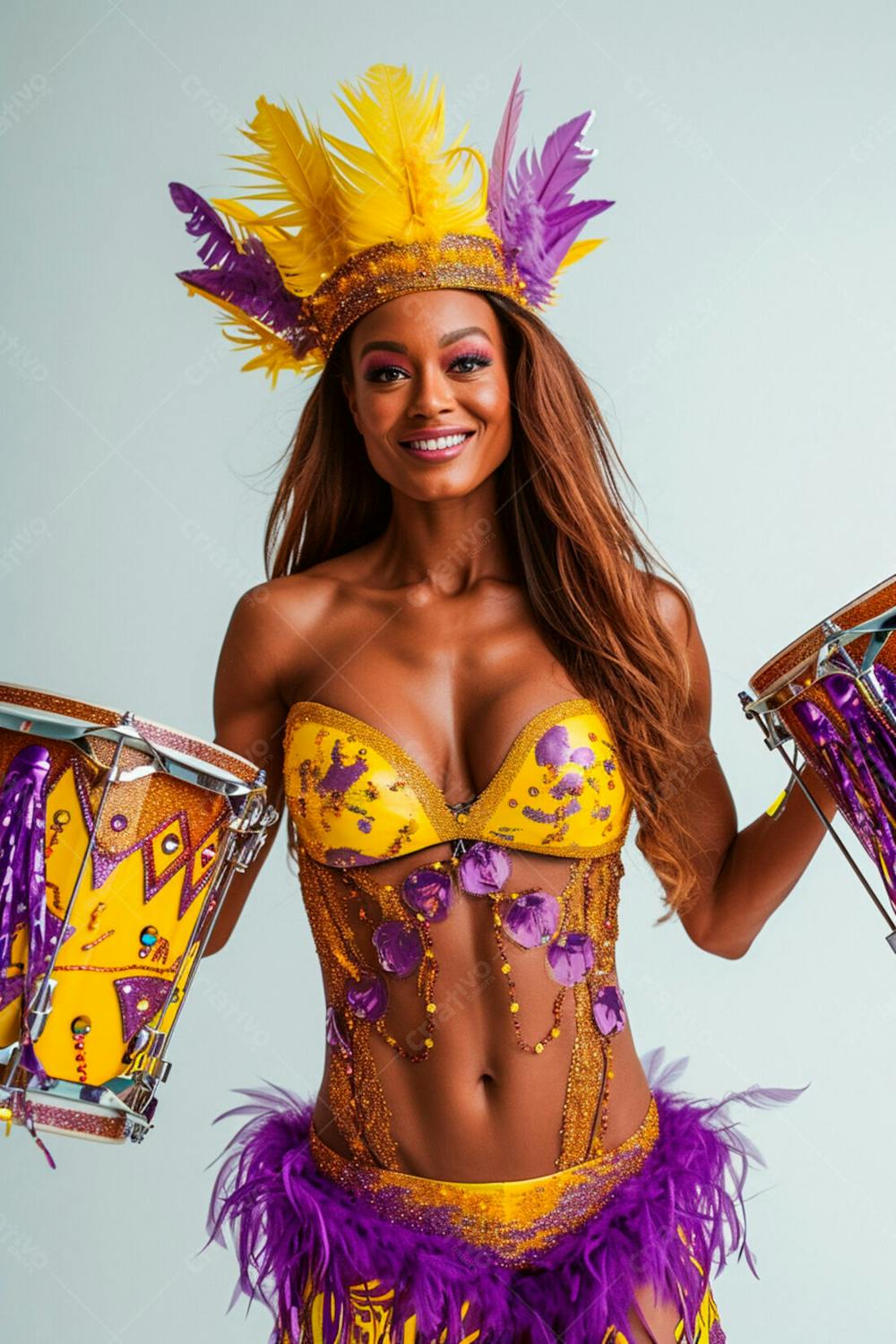 Mulher Usando Fantasia Na Cor Roxo E Amarelo De Carnaval 7