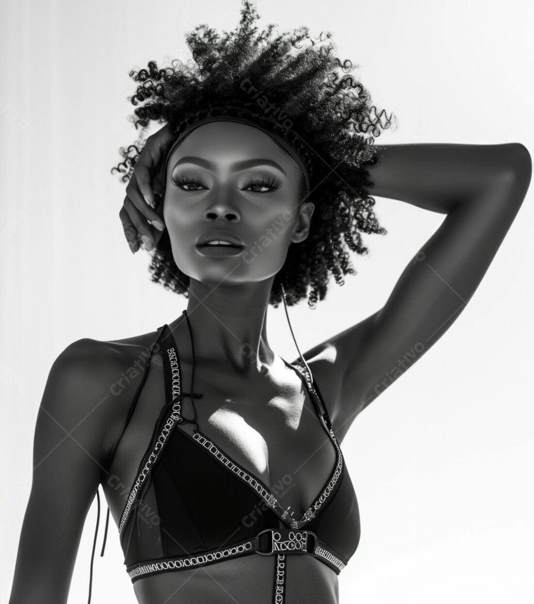 Modelo negra com cabelo afro usando top preto e branco