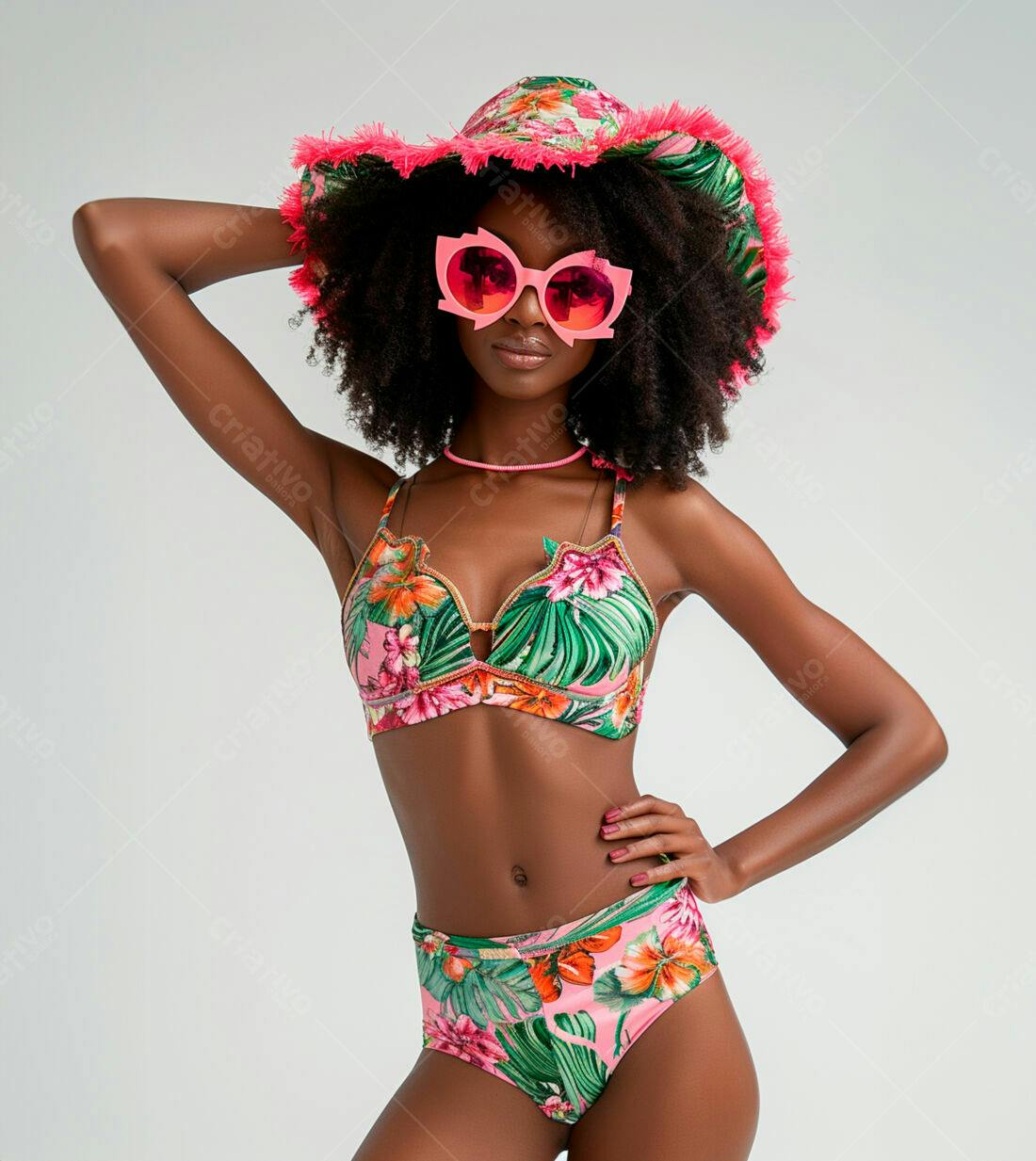 Modelo negra usando biquini floral e chapéu