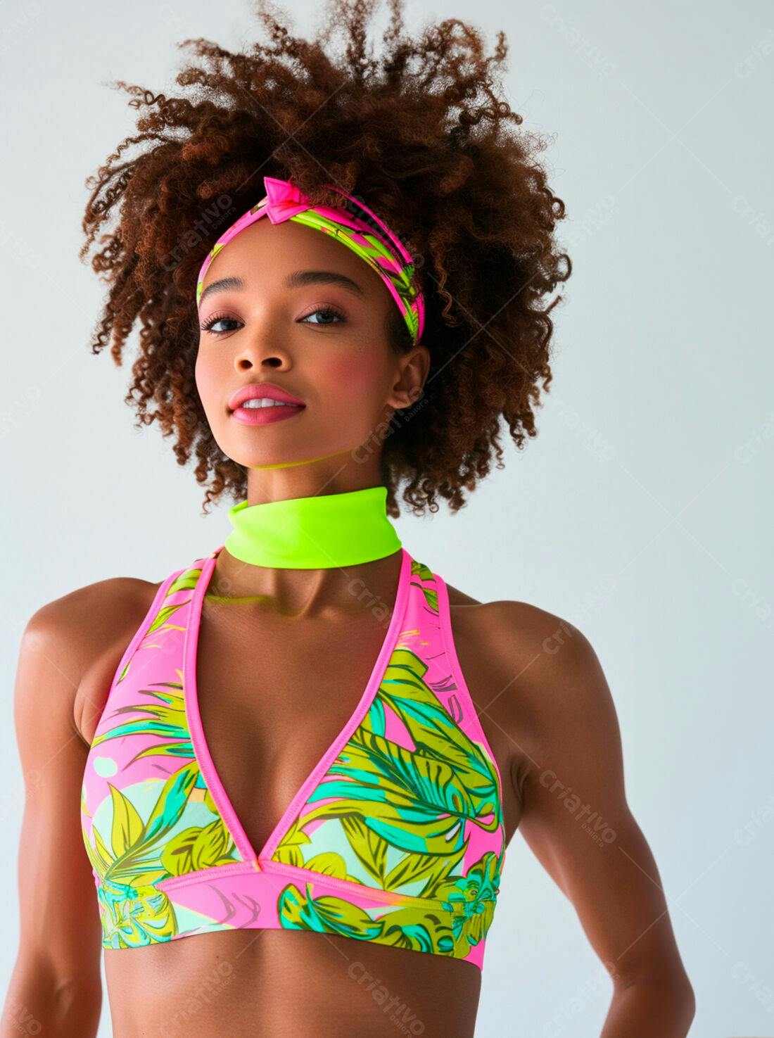 Modelo Afro com top rosa e acessório neon