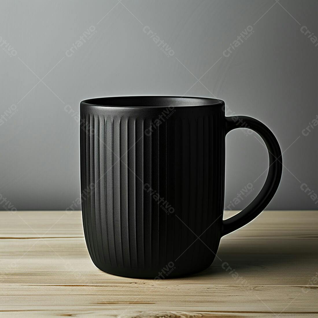 Caneca preta texturizada em mesa de madeira