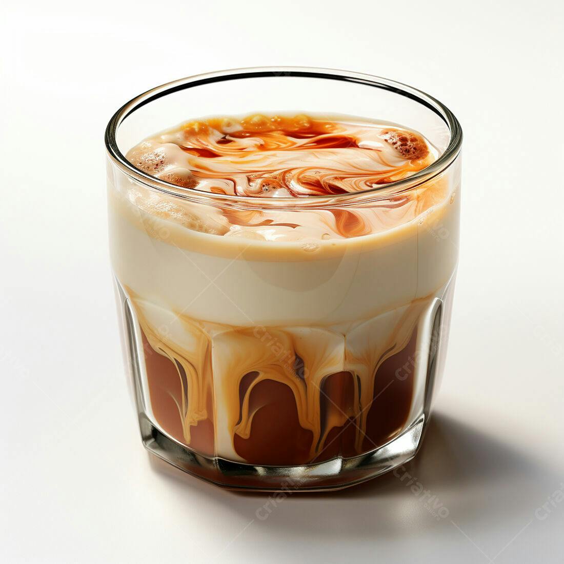 Café com leite e caramelo em copo de vidro