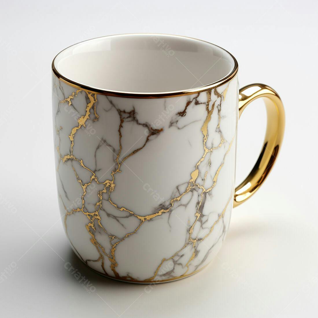 Caneca de porcelana branca com detalhes dourados