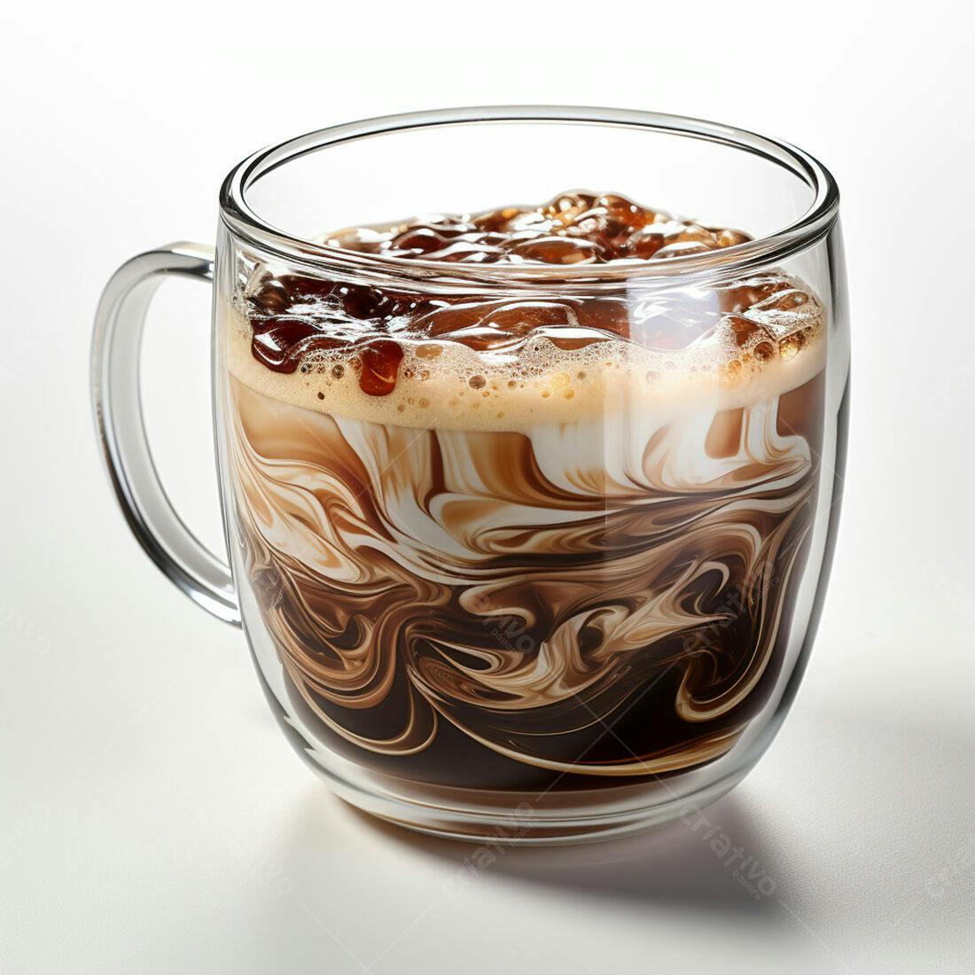 Café com leite marmorizado em caneca de vidro