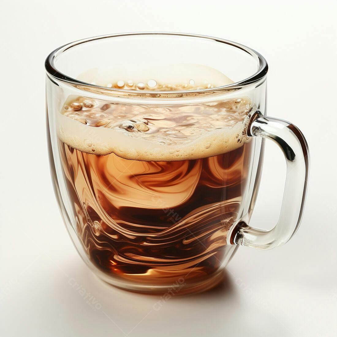 Caneca de vidro com bebida marrom escura