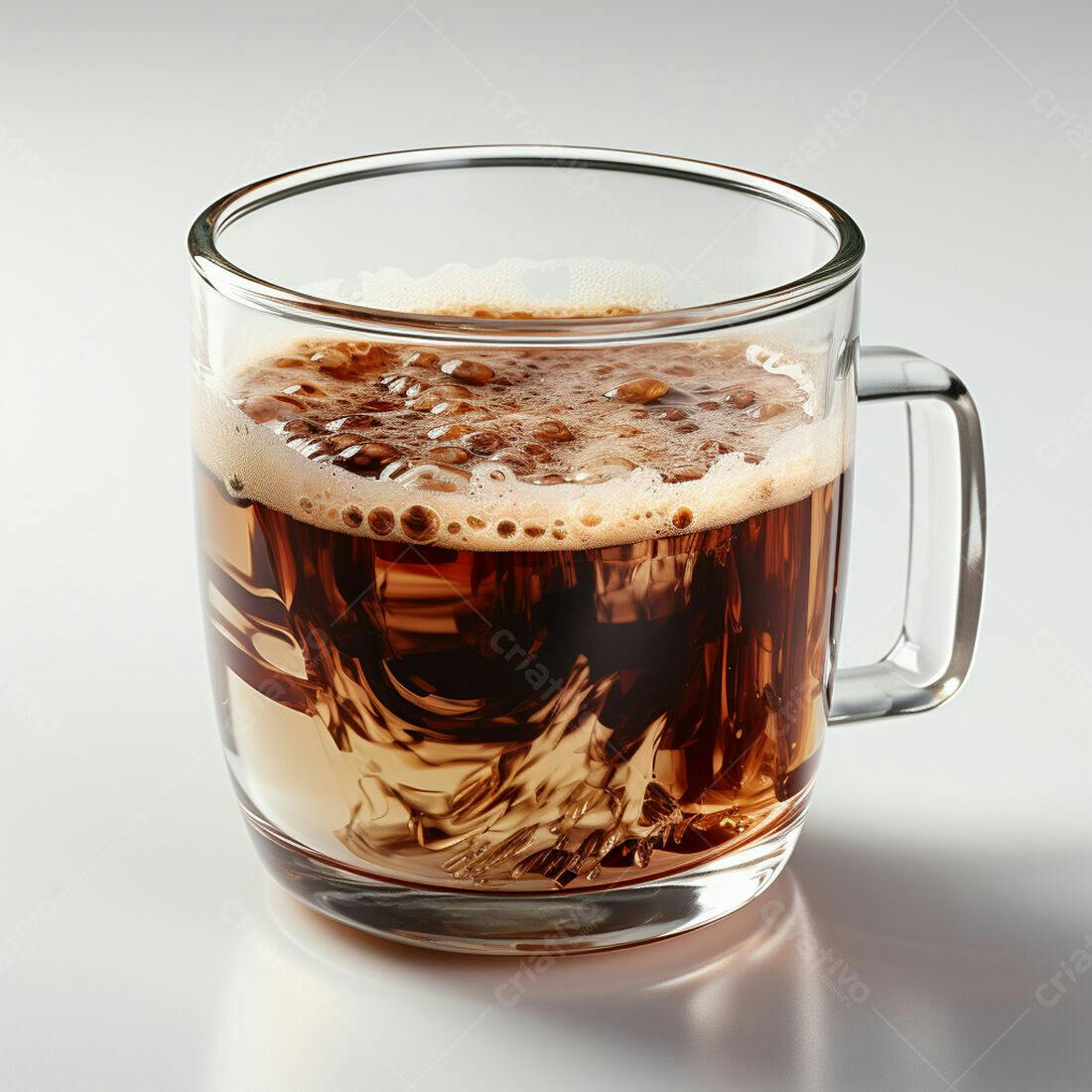 Bebida escura em caneca de vidro