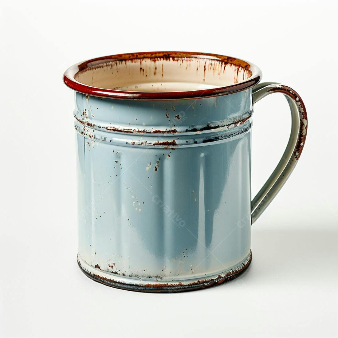 Caneca de metal azul enferrujada com alça