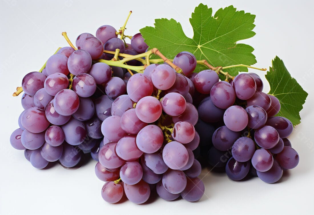 Uvas roxas frescas com folha verde