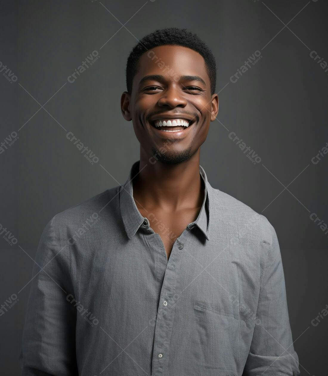 Homem negro sorrindo camisa cinza fundo escuro