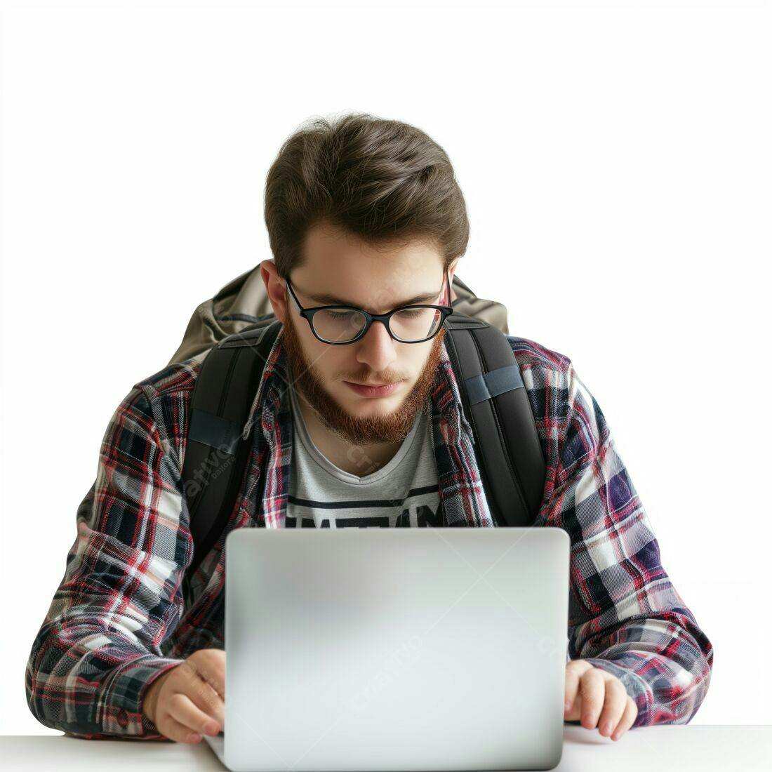 Homem com barba usando laptop mochila