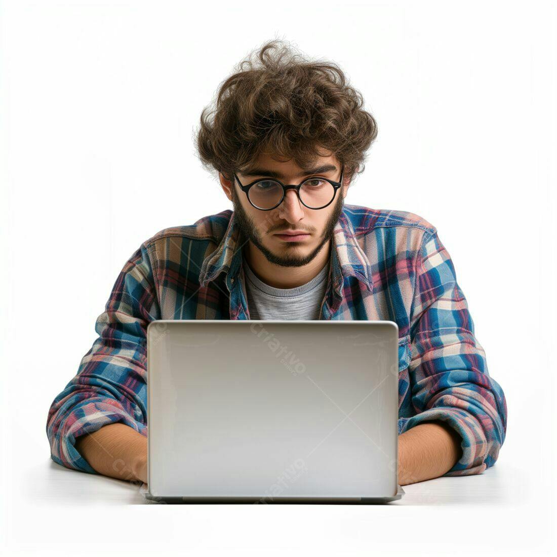 Homem jovem usando laptop fundo branco