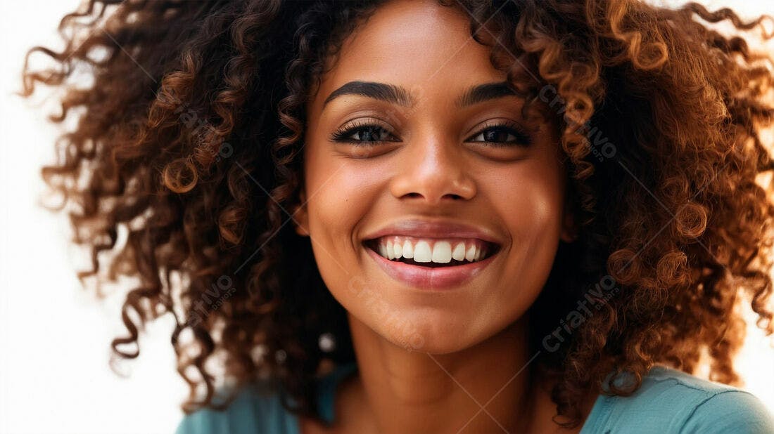 Mulher negra sorrindo cabelo cacheado