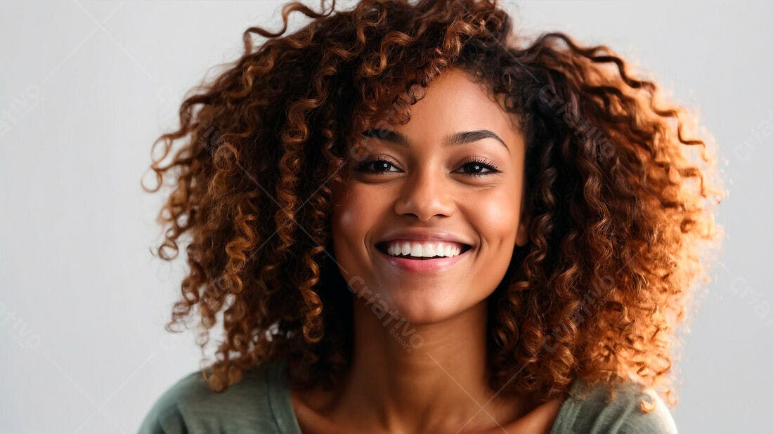 Mulher negra sorrindo cabelo cacheado