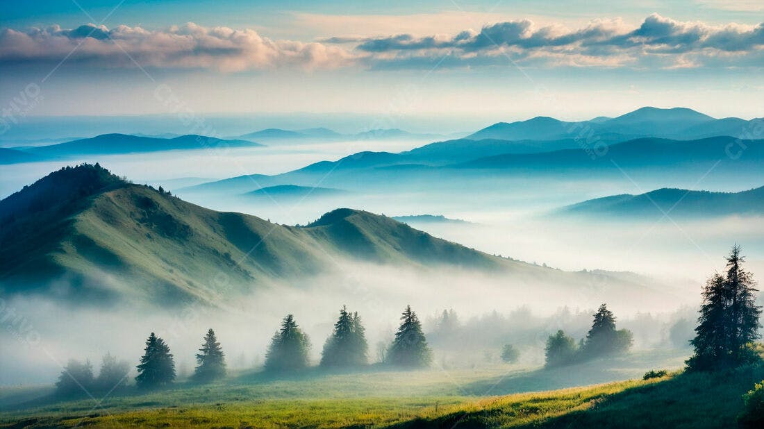 Montanhas enevoadas ao amanhecer