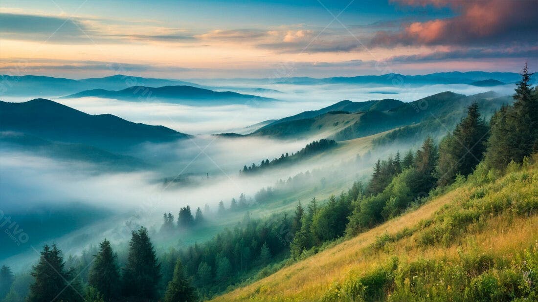 Paisagem de Montanhas Envoltas em Nevoeiro Matutino