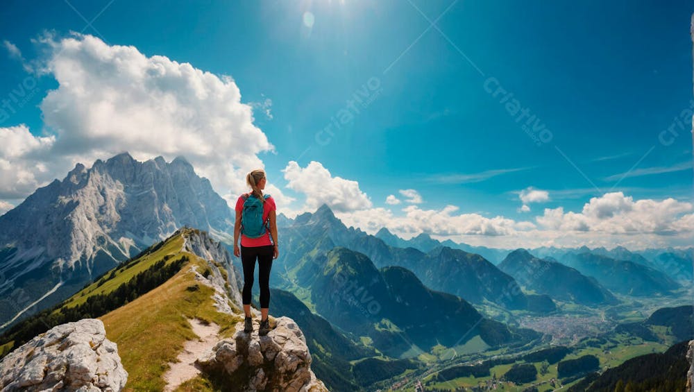 Mulher Loira Em Topo De Montanha Paisagem