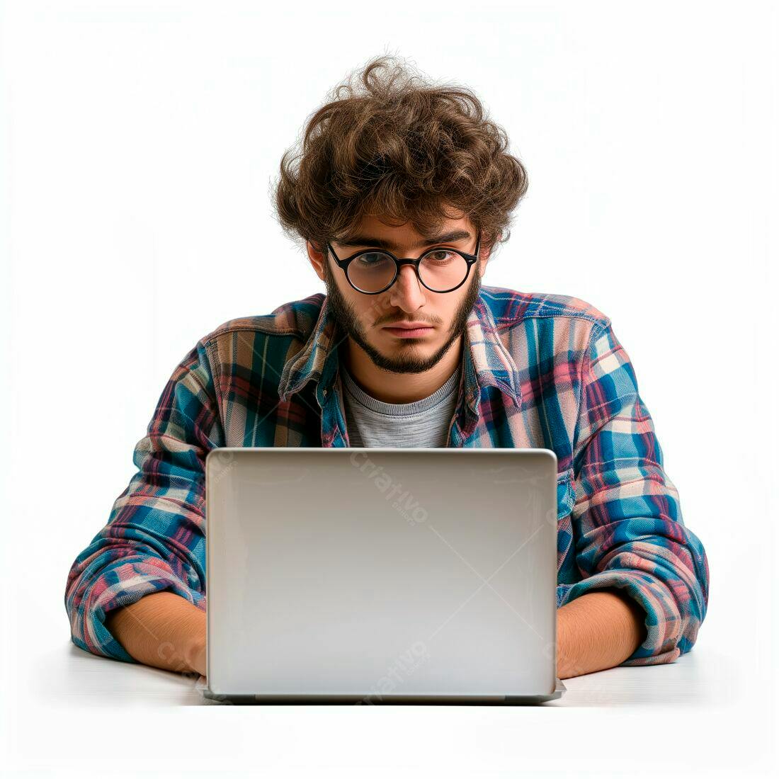 Homem com óculos usando laptop fundo branco