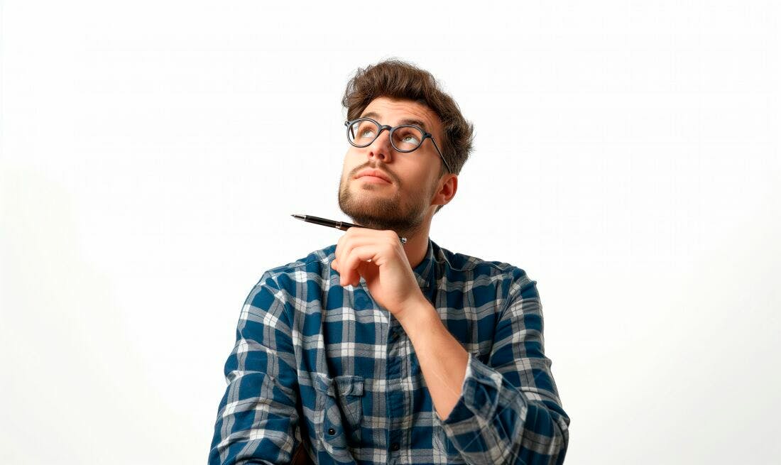 Homem pensativo com caneta camisa xadrez azul
