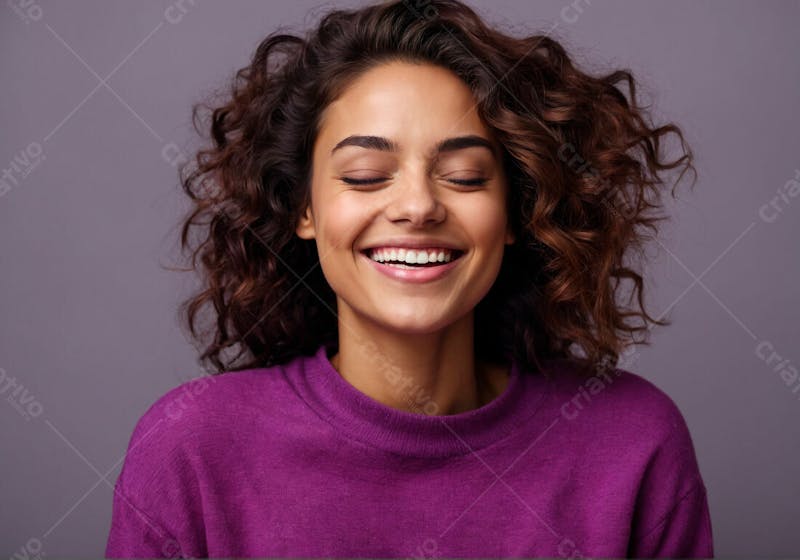 Mulher de cabelo cacheado sorrindo com roupas roxa