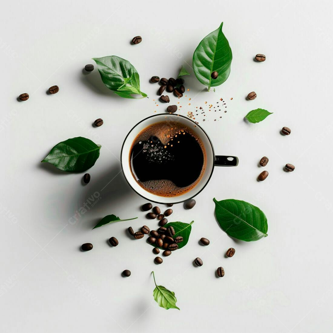 Café expresso com grãos e folhas