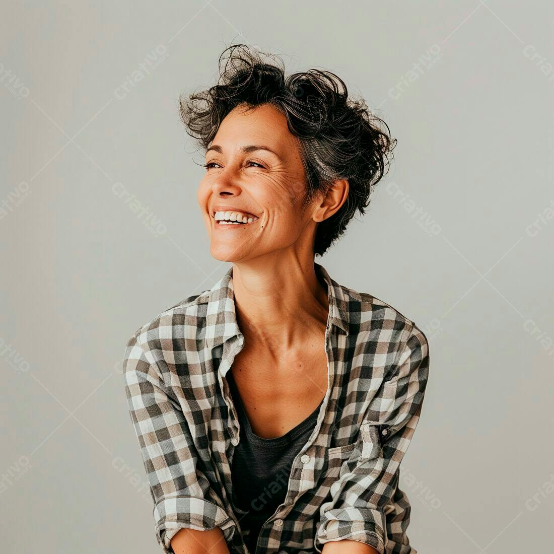 Mulher madura sorrindo fundo cinza
