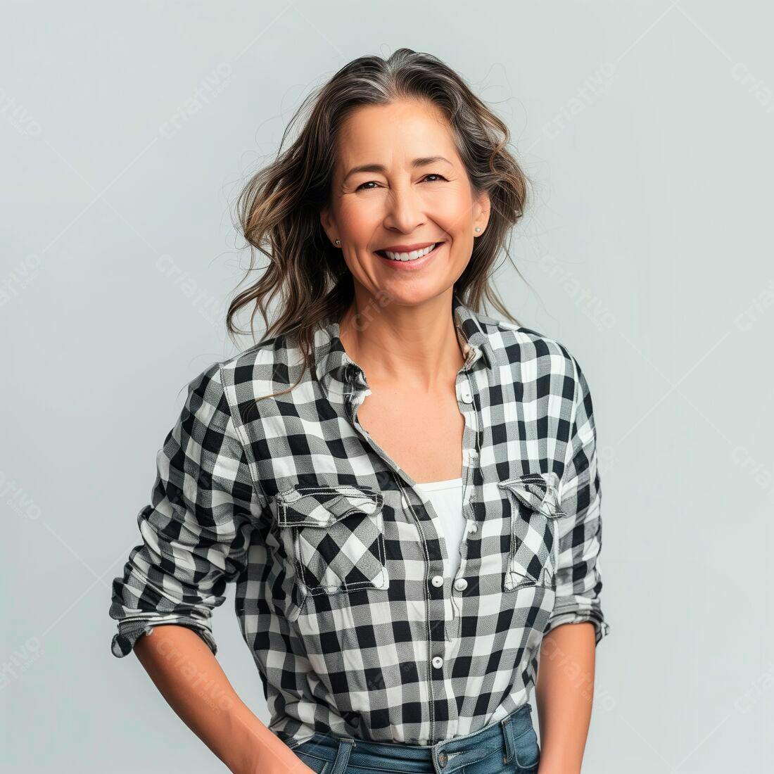 Mulher madura sorridente camisa xadrez preto e branco
