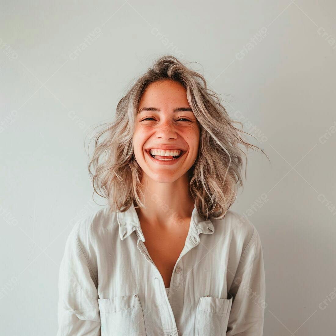 Mulher rindo com cabelo loiro curto