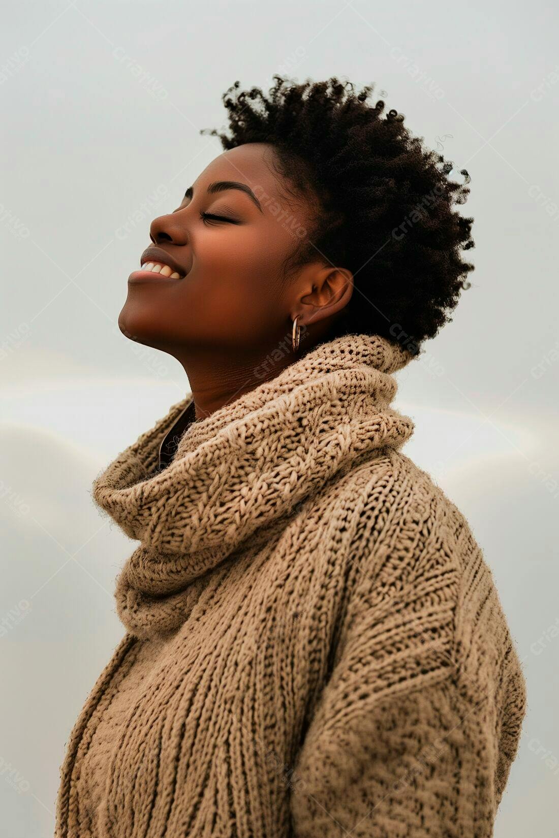 Mulher negra sorrindo com suéter bege